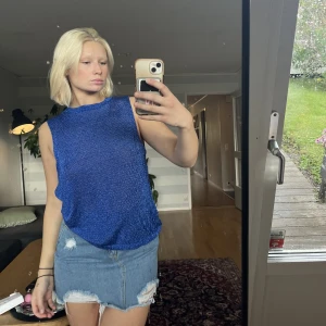 Blå glitter tröja  - Kan inte avgöra om den är snygg eller om det bara är jag… helt ärligt i love den här skiter i vad någon säger, kommer nog behålla den ändå😅