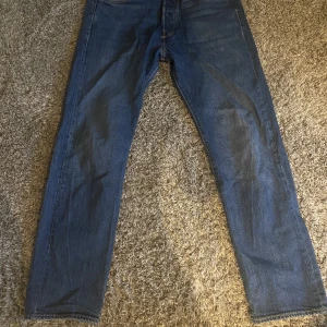 Levis jeans - Ett par Levis 501:or som användts några gånger.  Skick:9/10 Nypris: 1099kr Pris: 550kr(frakt ingår) Pris kan diskuteras vid smidig affär!