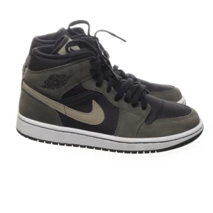 sänkt pris! nike air jordan  - köpta på sellpy men kommer helt enkelt inte till användning, köpta för 1600kr så säljer för lite billigare 