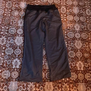 Träningsbyxor  - Träningsbyxor i luftigt material 