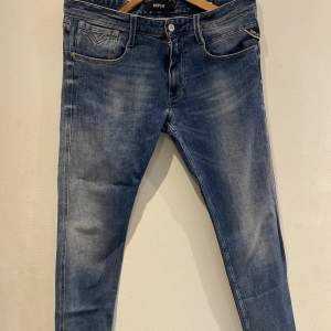 Replay jeans Modell:anbass Storlek:34/32 Mycket bra skick, inga defekter Nypris:1199 Pris:599