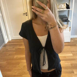 Kortärmad kofta  - Kortärmad kofta från Brandy💕 nästan aldrig använd, nyskick