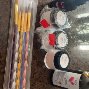 Nagelsaker! - Säljer mina akrylprodukter till naglar -neutralizer -5 borstar i olika storlekar. -akrylvätska -akrylpulver i färgerna white, clear, cover Peach  Ett akrylpulver, lite vätska och neutralizer testat men knappt märkbart Säljer pga tappt inträsse Köpt:570kr 
