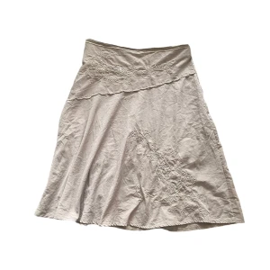 Kjol med broderi, paljetter och pärlor - Perfekt höst kjol! Har underkjol och en dragkedja på sidan. Står ingen storlek. Midjan är 38cm och längden är 63cm. Kontakta vid intresse <3