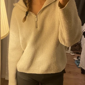Stickad tröja - Snygg och mysig stickad tröja med halvzip som är perfekt nu till hösten🍁