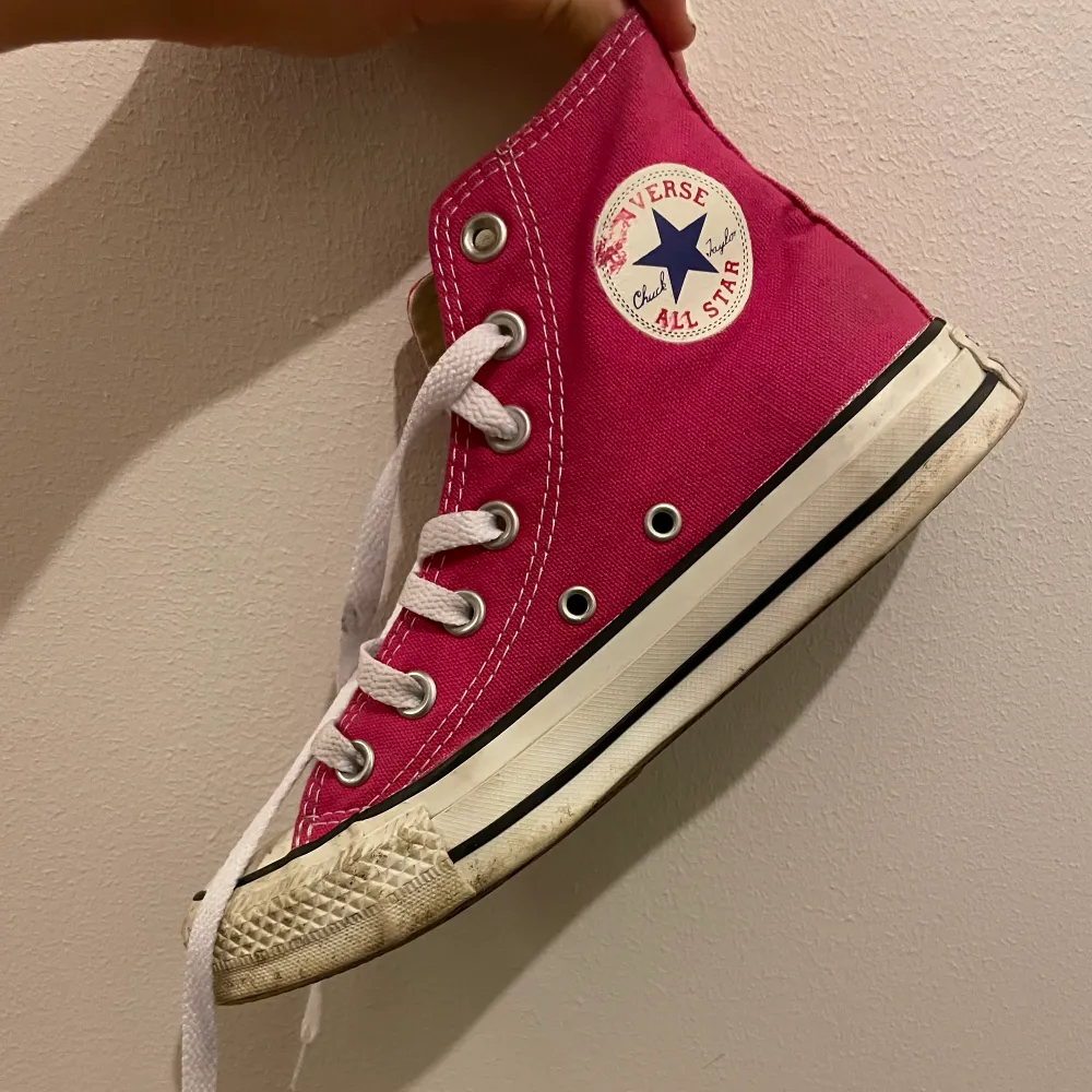 Rosa converse storlek 36. 150kr plus frakt🥰. Skor.