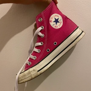Rosa converse  - Rosa converse storlek 36. 150kr plus frakt🥰