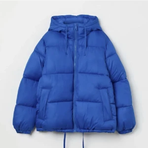 Blå HM jacka - En superfin blå Hm jacka som är köpt här på plick. Knappt använd när jag köpte och jag har använt den väldigt sparsamt. Finns någon flöck vid dragkedjan som knappt syns. Str xl men passar mig som är en M oversize.