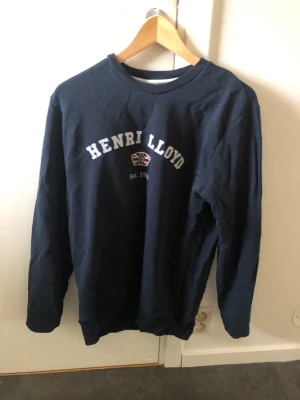 Henry Lloyd sweatshirt  - Strl : s Pris : 200 Skick : 9/10 Säljer för att den är för liten  Pris ej hugget i sten