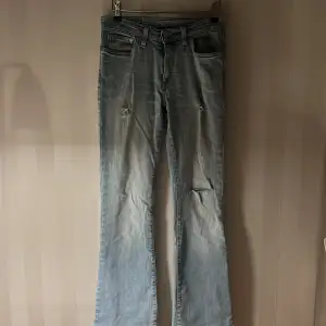 Ljusblåa Bootcut jeans i storlek 29 längd 30, använda ett par gånger men bra skick! 