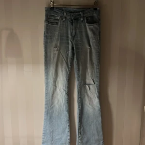 Bootcut jeans  - Ljusblåa Bootcut jeans i storlek 29 längd 30, använda ett par gånger men bra skick! 