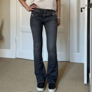 Low Waist bootcut dieseljeans - Säljer mina superfina grå dieseljeans! Använt endast ett fåtal gånger och därför i superbra skick. Inte alls upptrasade vid fötterna💕 Storlek 26/32. Är 170 cm! Köpta för 1800 kr.