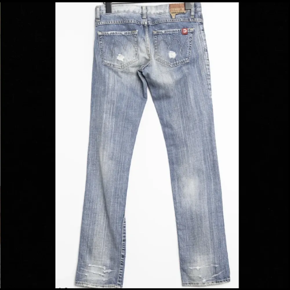 Så fina jeans som är köpta här på plick, (lånade bilder) säljer då de är för små. Midjemåttet är ungefär 82cm och innerbenslängden är 82cm. Den tidigare ägaren har sytt ett resårband så de passar både mindre o större.. Jeans & Byxor.
