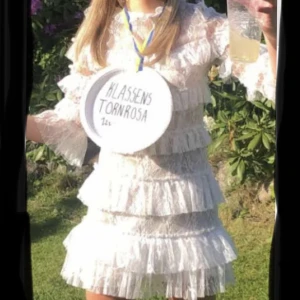 by malina klänning  - Säljer nu min älskade studentklänning, använd 1 gång på stuudenten. I stormek XS har sytt upp den ner till hos skräddaren, fint skick som ny. 💓