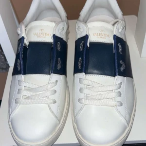 Valentino skor - Säljer min killes tidslösa, snygga valentino skor som tyvärr inte passar honom. De är sparsamt använda, och har inga defekter. Påse medföljer!  Skriv för fler bilder ✨🌷 Nypris: 7000 Storlek: 41