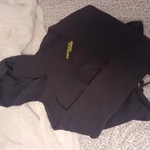 Hej! Säljer en croppad hoodie som är i bomul och färg svart.