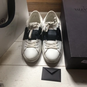 Valentino skor - Säljer nu ett par tvär feta valentino skor🍾  storlek 41 men passar större. skulle säga att de är cond 8,5/ 10. Boxen följer självklart med! Tveka inte att höra av dig 😄