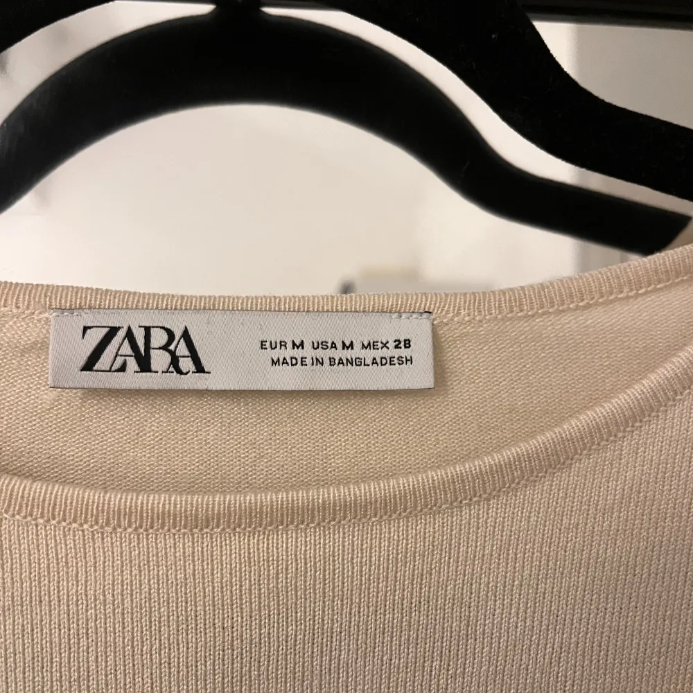 Randig vit tröja med mörkblå ränder. Från Zara i storlek M, enligt min åsikt är den som en S/M (Pris kan diskuteras). Tröjor & Koftor.