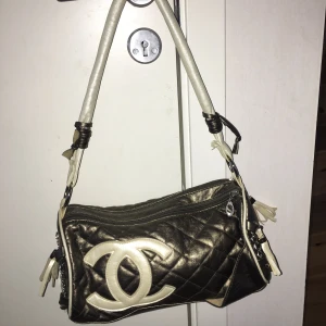 Väska - Inga tecken på användning. Den är f4ke. Skriv om du har några frågor 💖