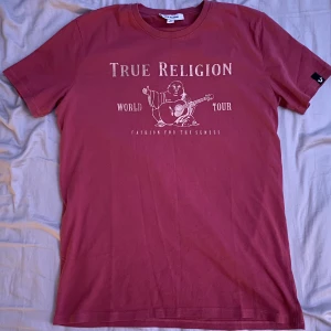 True religion T-shirt  - Typ aldrig använt så den är nästan ny. Den är ljusare än vad det ser ut på bilderna 