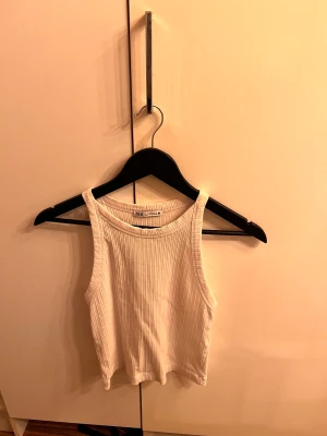 Linne från Zara - Ett vitt linne från Zara, hyfsat använd men lika fin ändå 