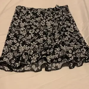 Super fin och söt kjol. Den är svart med vite blommor. Säljer eftersom att den har blivit för liten för mig. Den är knappt använd💕