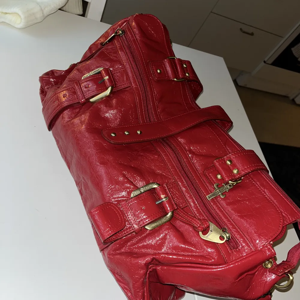 Supercool röd väska som tyvärr inte kommer till användning. Köpt på Sellpy. Djup 17cm, bredd 45cm, höjd 25 cm.. Väskor.