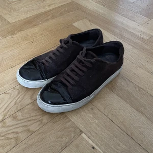 Axel arigato skor - Tja! Jag säljer nu mina snygga Axel Arigato skor som liknar lanvins. Storleken är 40 EU. Skorna är ganska slitna varav det bra priset. En liten defekt på högra skons tå, men det är inget man märker av! Nypris: 2200kr. Mitt pris: 300kr. 