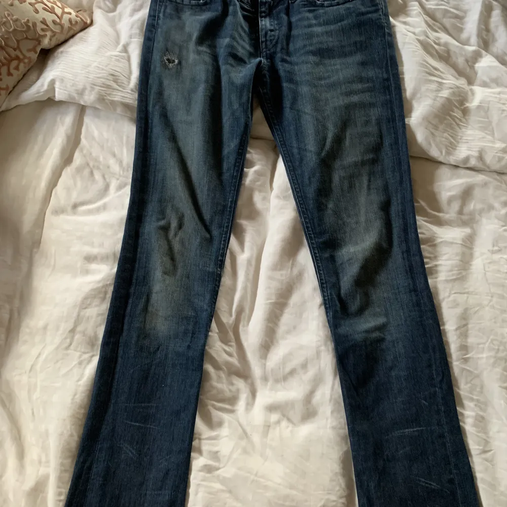 Säljer ett par disel jeans som tyvärr var försmå för mig som har stolek 36. Dom är köpta här på Plick. Skulle säga att jeansen passar någon i storleken antingen 24 eller 25. Jag är runt 160 och dom är för långa för mig. Hör av dig om du har frågor!💗. Jeans & Byxor.