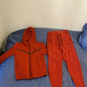 Nike tech dress röd - Byxorna M koftan S Öppen för byten Pris kan diskuteras vid snabb affär  