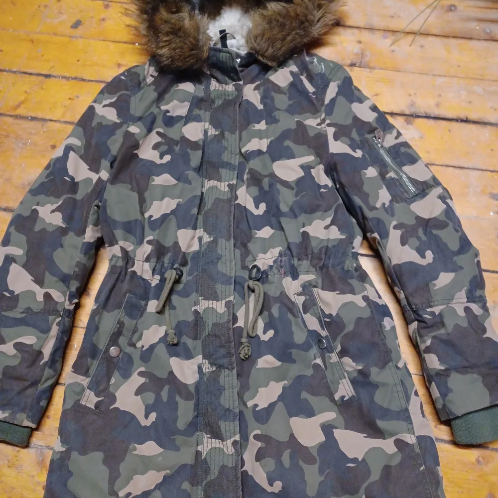 Camouflage vinter jacka med huva stl: M. Jackor.