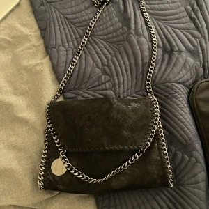 Stella McCartney liknade väska  - Säljer denna superfina Stella McCartney liknande väskan som jag haft i ett år💗 säljer för att den inte kommer till användning längre😁