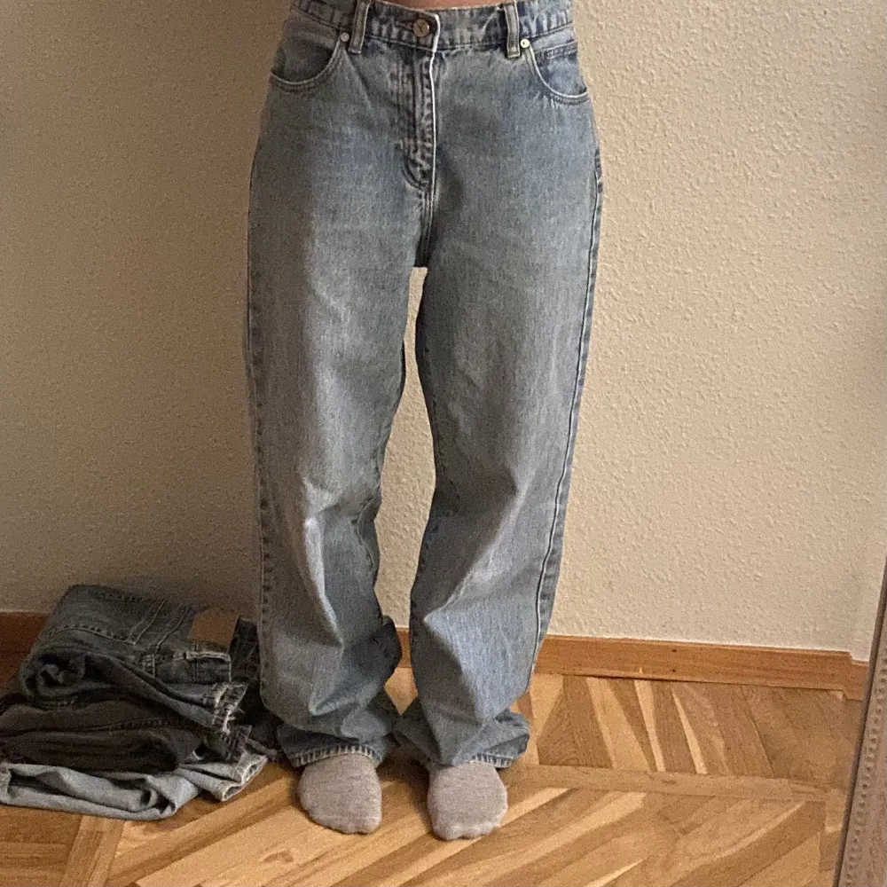 Säljer dessa super mega feta abrand byxor då jag inte använder de längre, är i modellen slouch men är skadade längst ner 💔köpta för ca 900kr 🥸. Jeans & Byxor.