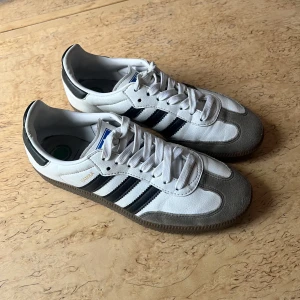 Adidas Samba OG - Adidas Sambas, välanvända men inga större märken, endast lite veck i lädret. 
