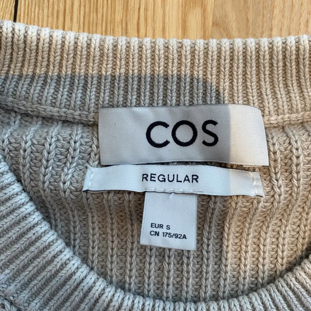 COS stickad sweatshirt i strl S herr. Som ny i princip, endast använd en gång. Fit S-M. Tröjor & Koftor.