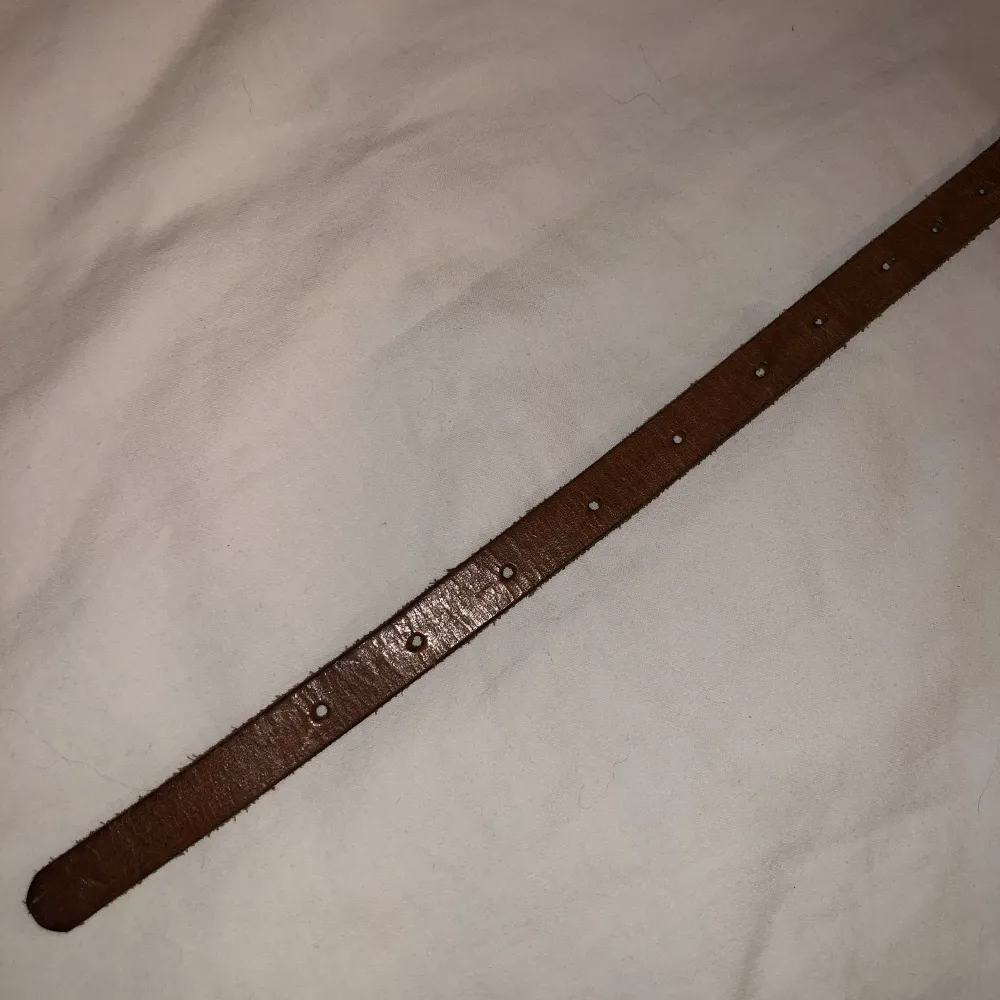 Längd ca 91cm. Bredd ca 1,5cm. Vikt ca 53g.. Accessoarer.