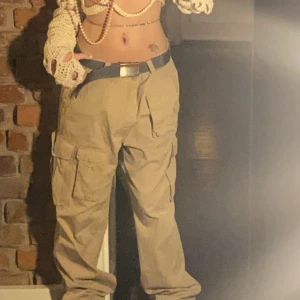 ascoola beiga cargos! - köpta på beyond retro för 400 kr, dem ser lite skinny ut på första bilden men är baggy!! midjemått tvärsöver: 41 cm, innerbenslängd: 75 cm. lite för långa för mig som är 161 cm! kontakta för fler frågor/bilder eller om ni vill köpa!!