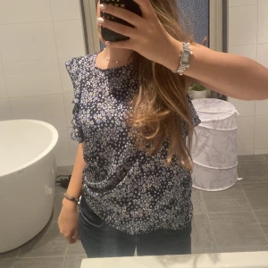 Blus  - Säljer den här jätte gulliga blommiga blusen från hm. Andvänd några ynka gånger. Passar S/M. Bra skick💐💓💖
