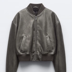 Bomberjacka  - Bomberjacka i skinnimitation från zara, använd 1 gång