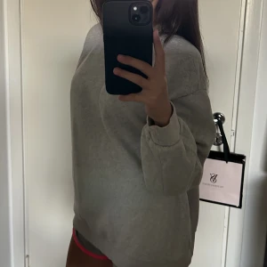 Oversize tröja - En skön lång grå oversize tröja som är ifrån Bershka o inte kommer till användning pga ej gillar såna kläder, den är helt ny o aldrig använt den! 