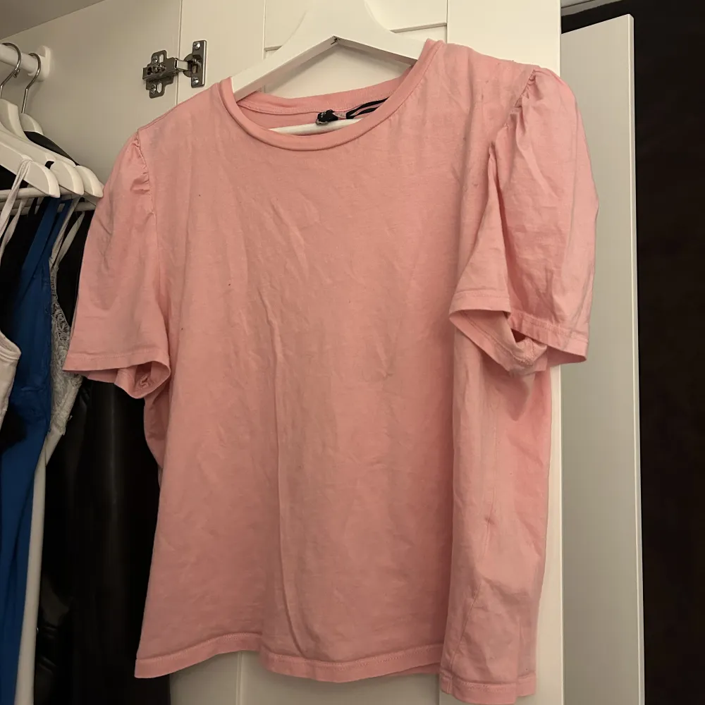 Väldigt fin och fräsch rosa t shirt men volang på armarna, säljer för att jag inte använder. Storlek L men passar mig som använder s/m. T-shirts.