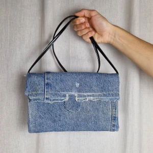 Axelremsväska  - Väska i jeans med skinnimitation axelrem 