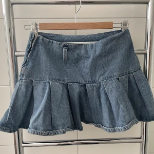 Jeanskjol - Söt kjol! Knappt använd. Säljer då den är för liten.