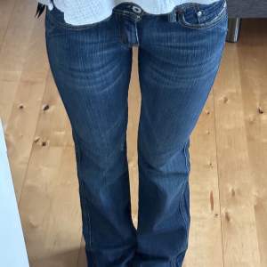 Lågmidjade Diesel jeans i stl 34/32 (25/32). Super snygga bootcut med prislappen kvar. Skriv för fler bilder🌸