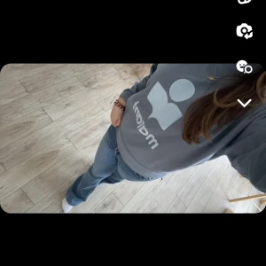 Isabel Étolie Marant (Tröja) - Hej, säljer marant tröja i nyskick då den inte kommer till användning. köpt för ca 2 månader sedan men knappt använd🤍 kvitto finns om det önskas! denna färgen är unik & fin. (alla bilder är mina) skriv vid frågor eller funderingar! NYPRIS: 3450🤍