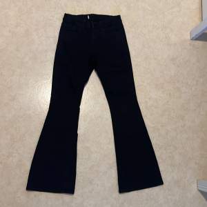 Svarta low waist jeans från Lindex i storlek 165