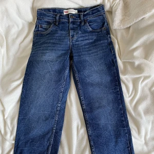Levis jeans  - Mörkblåa Levis jeans. Storlek XS men är stretchiga i midjan pågrund av barn storlek så kan passa någon som har storlek S. Är lite för korta för mig som är 163 cm men hade nog passat perfekt för någon som är 155-160 cm. Passar både tjejer och killar. 💕