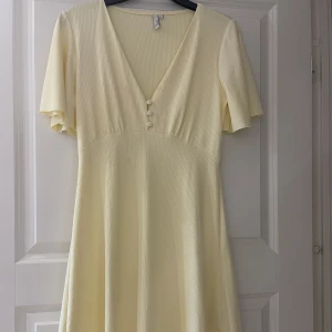 Klänning  - En sommarklänning från nelly, använd endast en midsommar