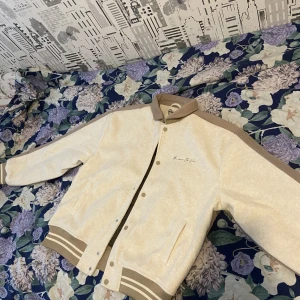 Two Tone Varsity Jacket - En helt ny oanvänd jacka från Manière de voir.