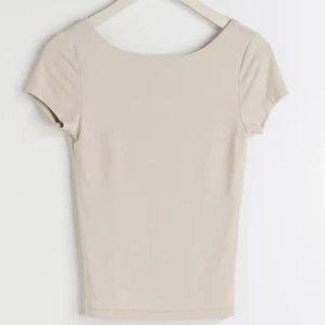 GINA TRICOT TOPP I BEIGE!! - Gina tricot topp i beige mdd öppen rygg, lapparna är kvar och den är inte använd.  Köpt för 200  Pris kan diskuteras!